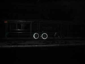 Dwa rowery, jeden z odblaskowymi oponami