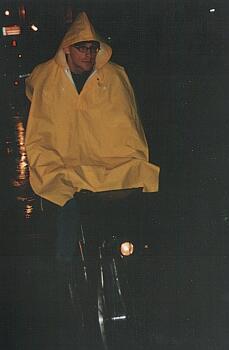 Żółta peleryna w deszczu nocą